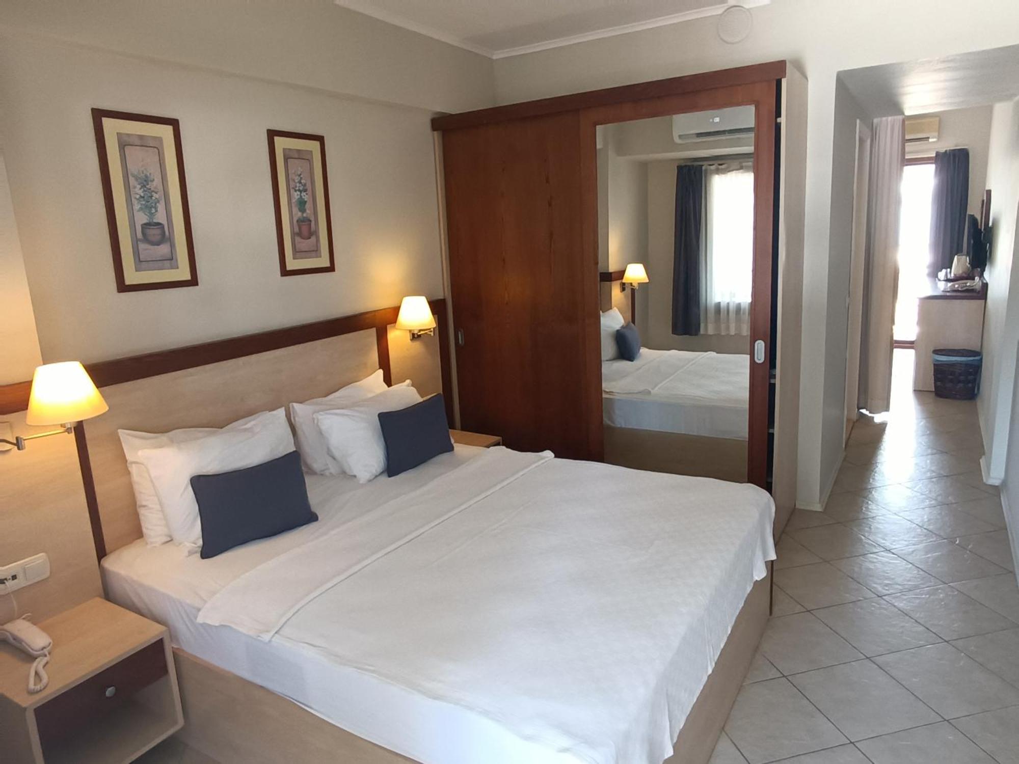 Uzhan Beach Hotel Bitez Bagian luar foto